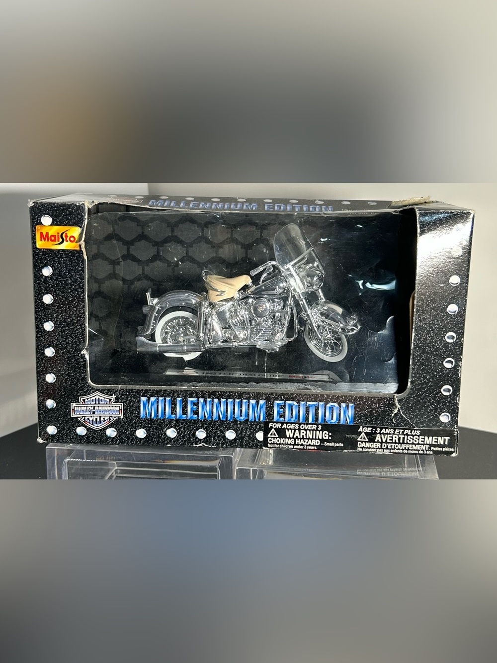 Maisto Millennium Edition 1962 Harley-Davidson FLH Duo Glide 1:18 model